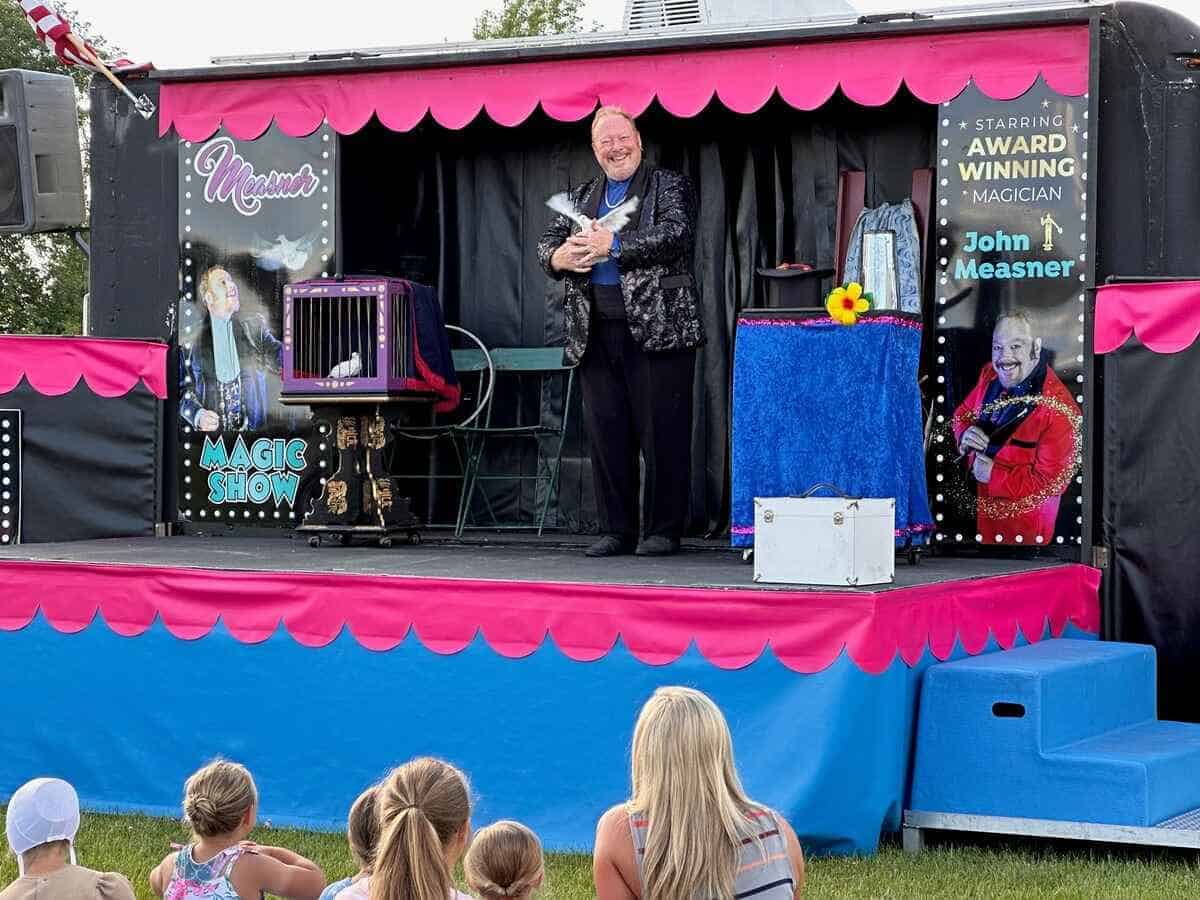 John Measner Magic Show | 7 Benefits of Hiring a Magician for Your School Event Magic school event